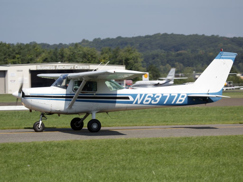 Cessna 152 (N6377B) - Taxiing back after landing runway 08.