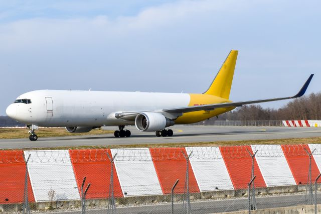 BOEING 767-300 (G-DHLK)