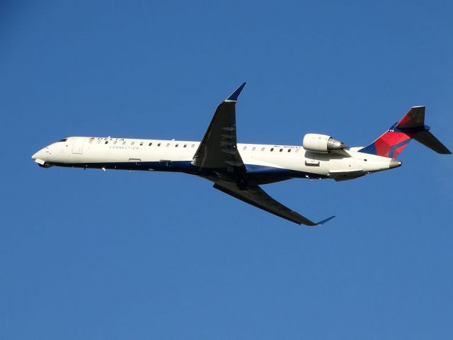 Canadair Regional Jet CRJ-900 (N916XJ)