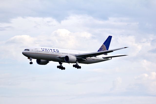 Boeing 777-200 (N784UA)