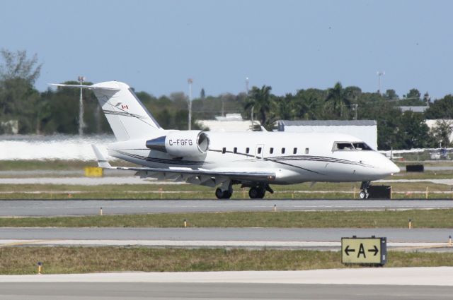 Canadair Challenger (C-FGFG) - C-FGFG taxis at Sarasota-Bradenton International Airport