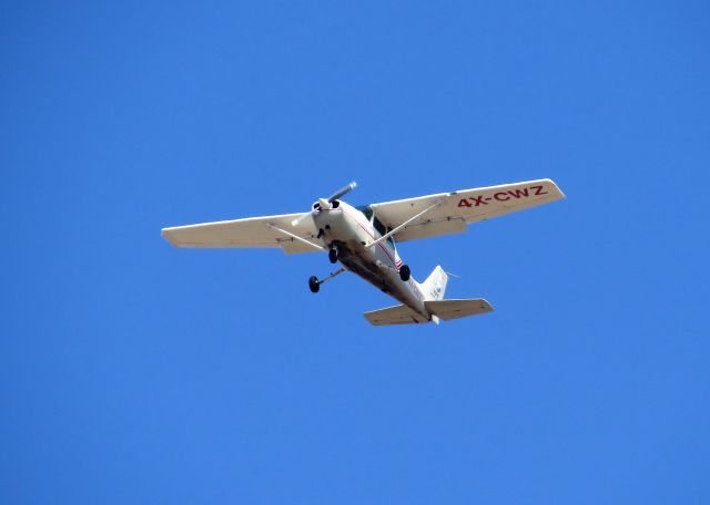 Cessna Skyhawk (4X-CWZ) - On approach to HRZ RWY 29 Herzliya Airport. This airport is located in central of Israel (was used by the Israeli Air Forces 101 "First Fighter Squadron as a temporary base from Jun to Oct 1948). Now is mainly used by Flight Schools and General Aviation - Sep. 29, 2016 