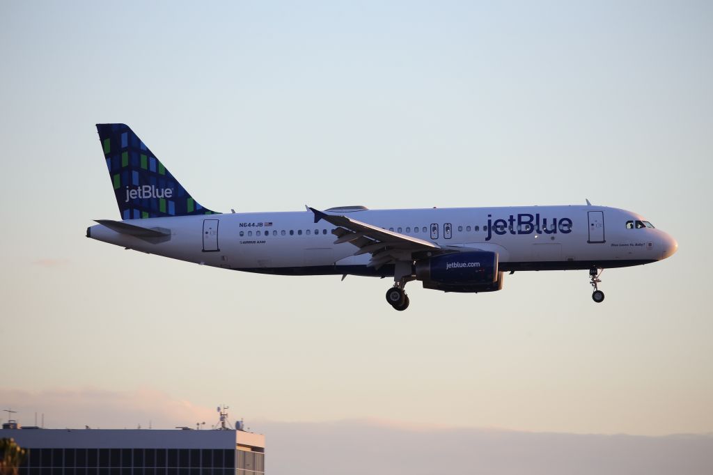 Airbus A320 (N644JB)