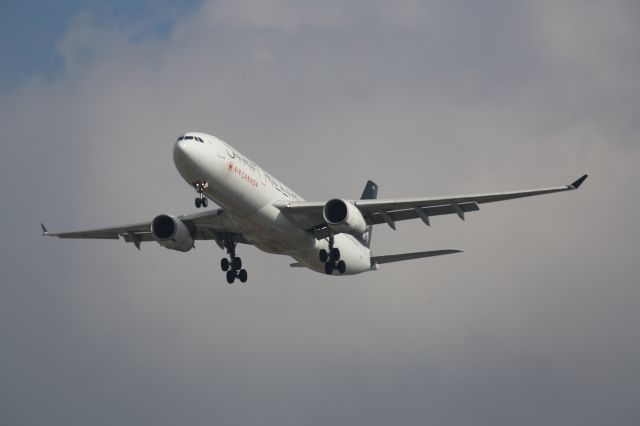 Airbus A330-300 (C-GHLM)