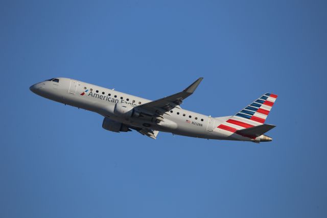 EMBRAER 175 (long wing) (N212NN)