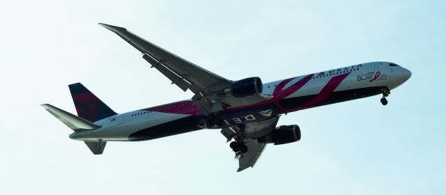 BOEING 767-400 (N845MH)