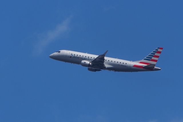 Embraer 170/175 (N102HQ)