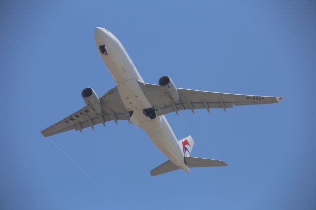 Airbus A330-200 (B-6537)