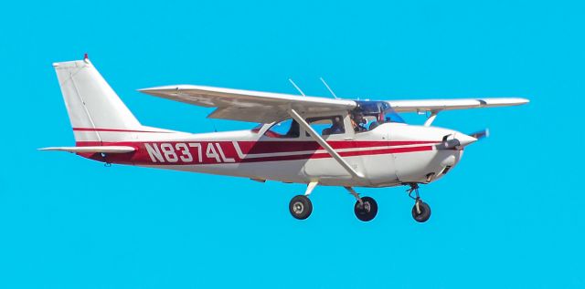 Cessna Skyhawk (N8374L) - N8374L 1968 Cessna 172I Skyhawk s/n 17256574 - North Las Vegas Airport  KVGT, VGTbr /Photo: Tomas Del Corobr /November 4, 2021