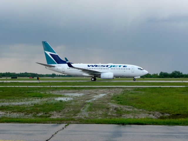 Boeing 737-700 (C-FEWJ) - Arriving at CYXU/YXU,LONDON,ONTARIO,CANADA