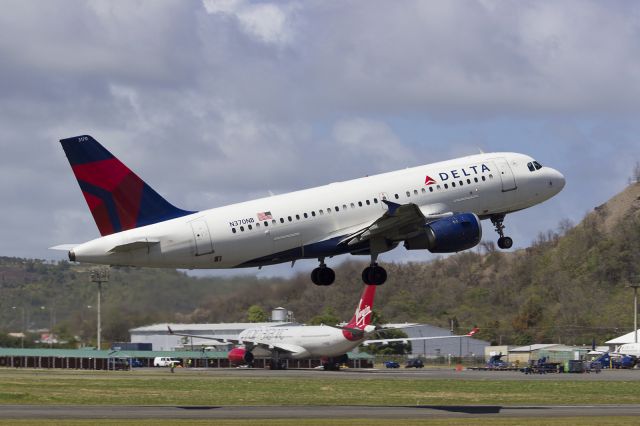 Airbus A319 (N370NB)