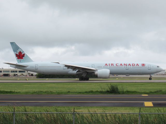 BOEING 777-300ER (C-FIUW)