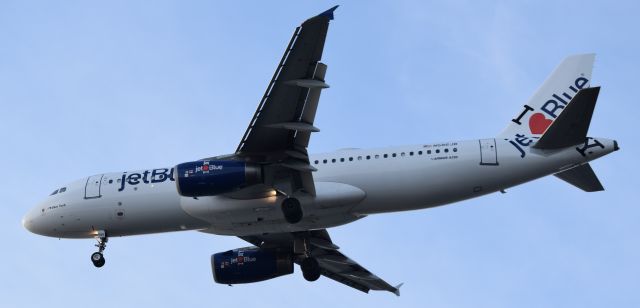 Airbus A320 (N586JB)