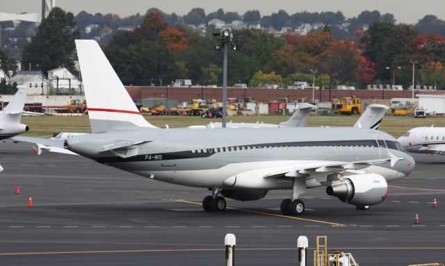 Airbus A319 (P4-MIS)