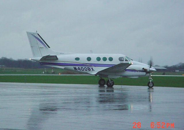 Beechcraft King Air 90 (N400BX) - Taxiing to rwy 27 on 3/28/10