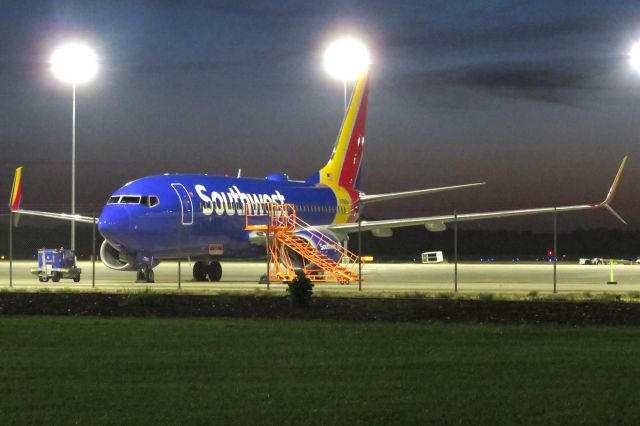 Boeing 737-700 (N933WN) - A night photo of N933WN SWA at KSMF (Sacramento International Airport)