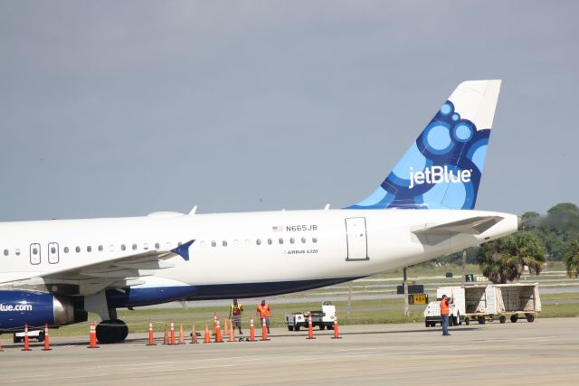 Airbus A320 (N665JB) - JetBlue Flight 164 (N665JB) "Something About Blue" prepares for flight at Sarasota-Bradenton International Airport