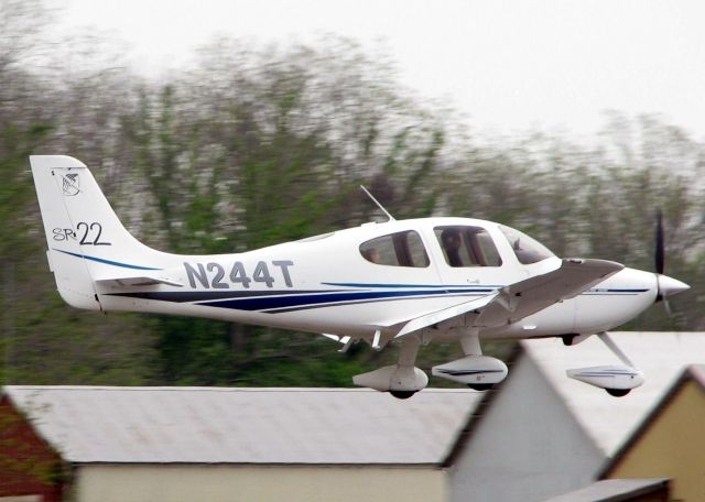 Cirrus SR-22 (N244T) - Landing at Downtown Shreveport.