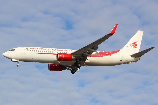 Boeing 737-700 (7T-VKG) - An Air Algerie B737-800 on final approach into LHR, landing on runway 27R.br /br /Location: Myrtle Ave.br /Date: 19.03.23 (dd/mm/yy),