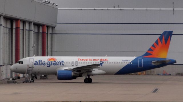 Airbus A320 (N214NV)