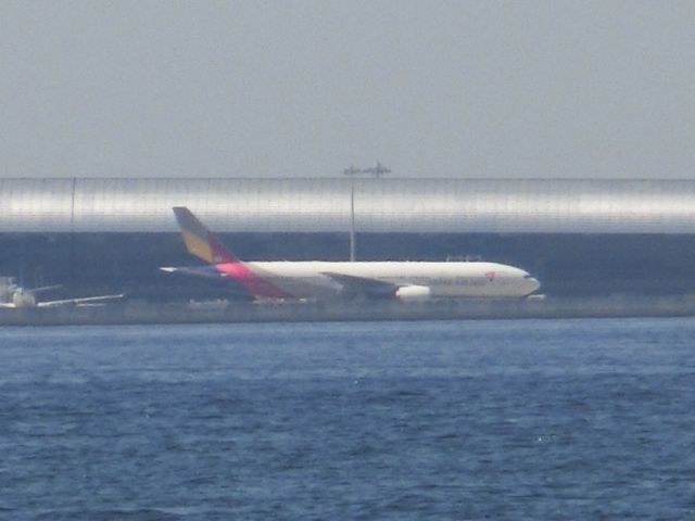 Boeing 777-200 — - 対岸から。