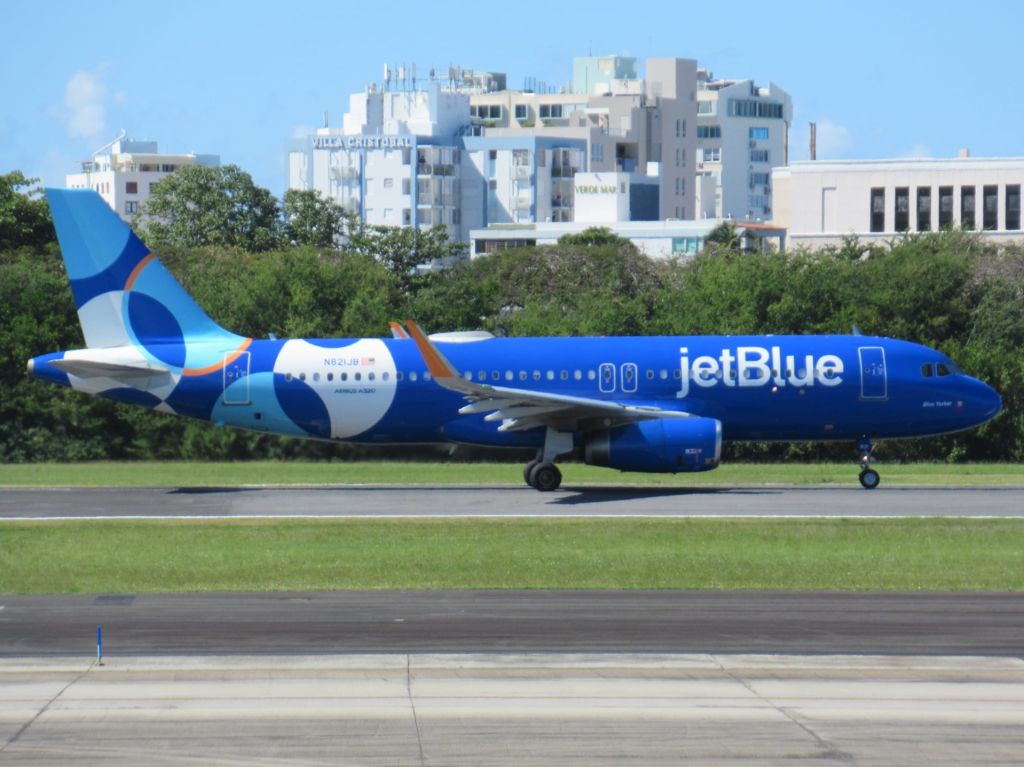 Airbus A320 (N821JB)