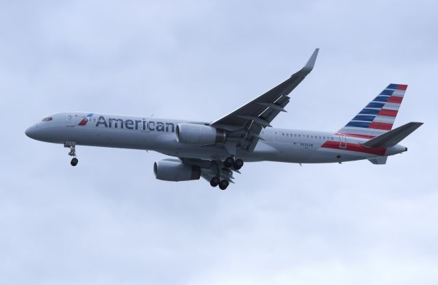 Boeing 757-200 (N935UW)