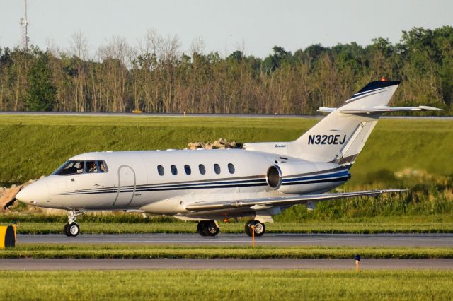 Hawker 800 (N320EJ) - Privately Owned Hawker 800XP taxiing down Runway 32 for the FBO ramp at the Buffalo Niagara International Airport