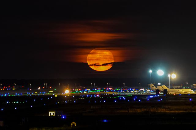 — — - Fullmoon here in Frankfurt