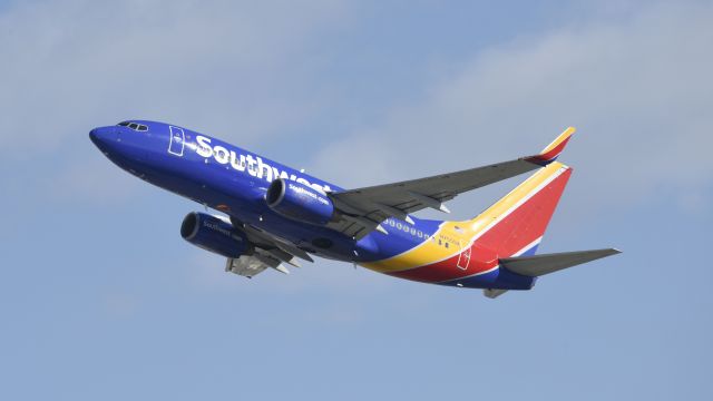 Boeing 737-700 (N755SA) - Departing LAX on 25R