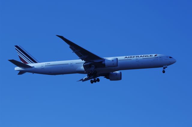 BOEING 777-300 (F-GSQK) - Final Approach to NRT Airport Runway 34L on 2011/12/12