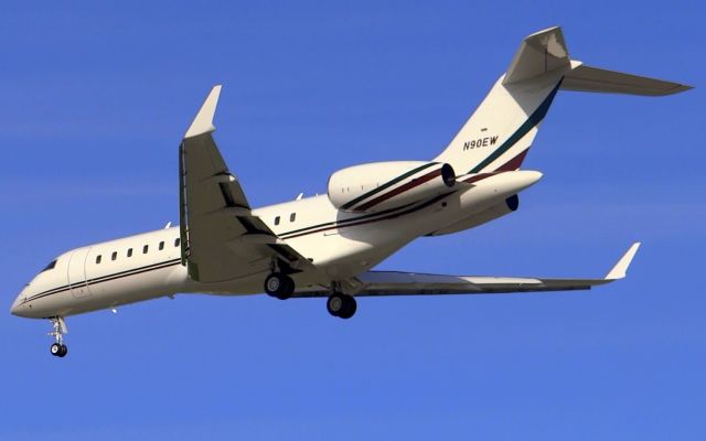 Bombardier Global Express (N90EW)