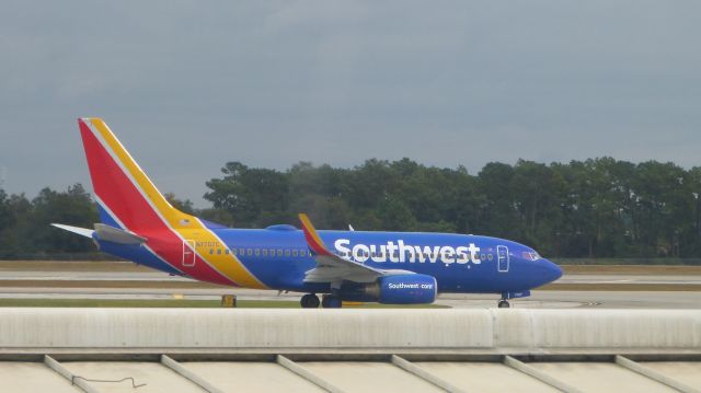 Boeing 737-700 (N7707C)