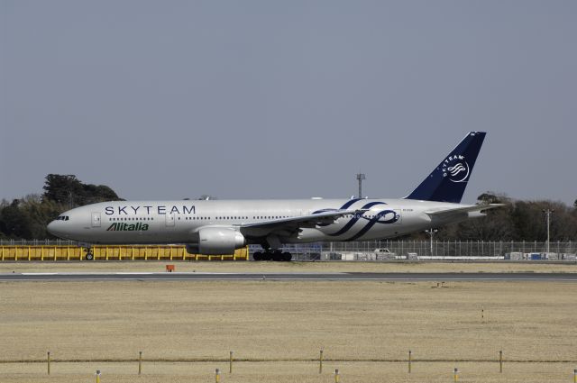 Boeing 777-200 (EI-DDH) - Taxing at NRT Airport on 2012/04/08 Sky Team c/s