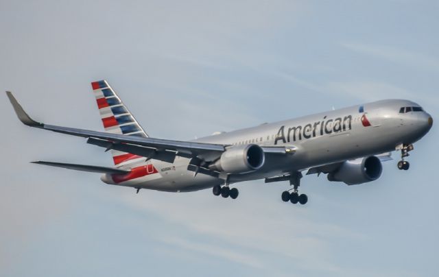 BOEING 767-300 (N349AN) - American Airlines lands at JFK