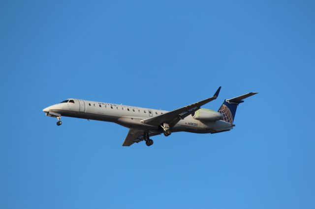 Embraer EMB-145XR (N18120) - Landing 28C