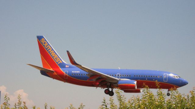 Boeing 737-700 (N230WN) - Landing on RWY 19R