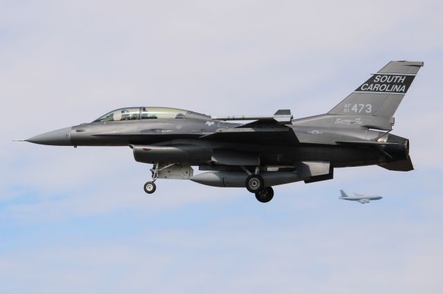 Lockheed F-16 Fighting Falcon (91-0473) - TN ANG KC-135 in the background 