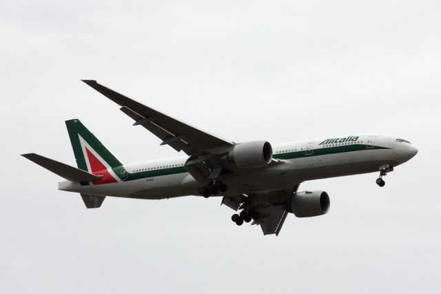 Boeing 777-200 (EI-ISD) - Alitalia B777-200 landing 15R to Logan on 8/4/20. I took this photo while on my lunch break. Aircraft fly right over my work place when they land on 15R. 