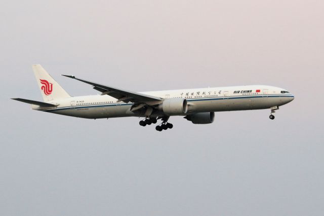 BOEING 777-300 (B-1428)