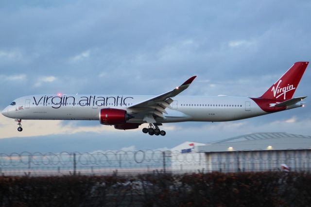 Airbus A350-1000 (G-VLIB) - A Virgin Atlantic A350-1000 on final approach into LHR, landing on runway 27L.br /br /Location: Great South West Road.br /Date: 21.12.22 (dd/mm/yy).