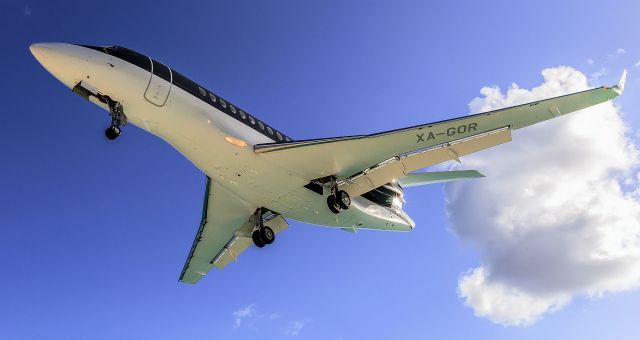 Dassault Falcon 7X (XA-GOR) - XA-GOR over maho beach at TNCM St Maarten.