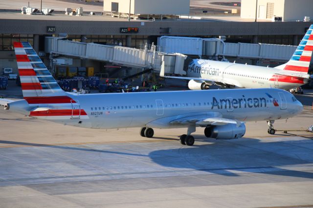 Airbus A321 (N927UW)