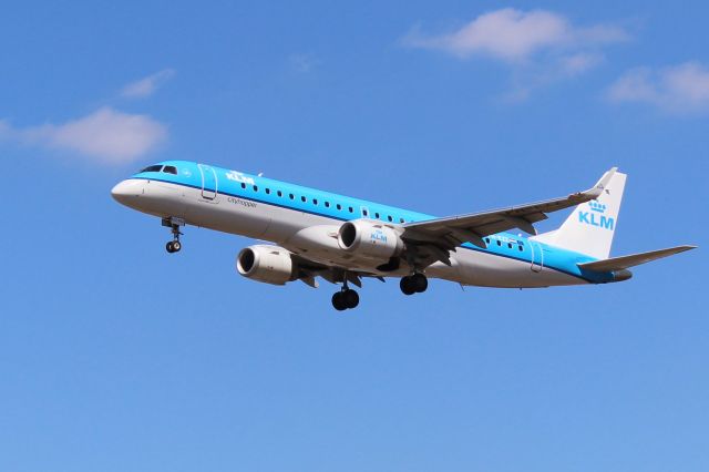 Embraer ERJ-190 (PH-EZZ) - KLM (KL) PH-EZZ ERJ-190 ST [cn19000654]br /London Heathrow (LHR). KLM flight  KL1017 arriving from Amsterdam Schiphol (AMS).br /Taken from Myrtle Avenue 'Gardens'. Hatton Cross (end of 27L runway)br /br /2018 08 02br /a rel=nofollow href=http://alphayankee.smugmug.com/Airlines-and-Airliners-Portfolio/Airlines/EuropeanAirlines/KLM-KL/https://alphayankee.smugmug.com/Airlines-and-Airliners-Portfolio/Airlines/EuropeanAirlines/KLM-KL//a
