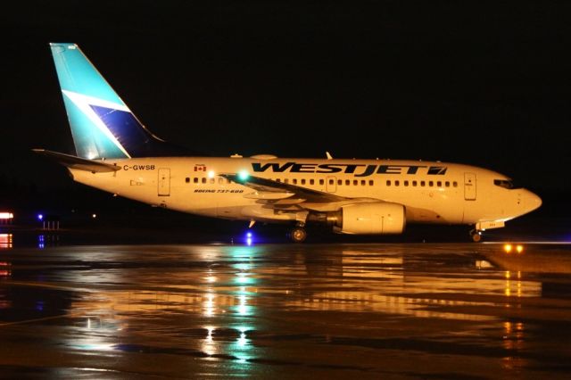 BOEING 737-600 (C-GWSB)