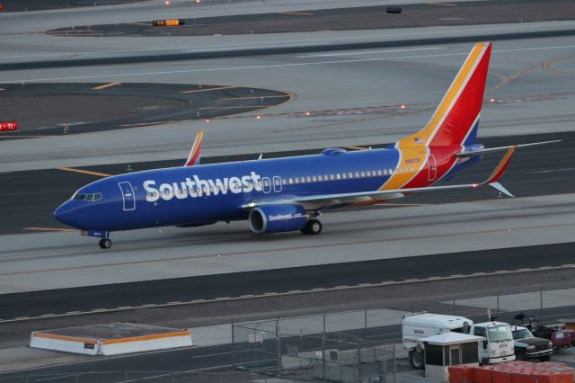 Boeing 737-800 (N8672F)