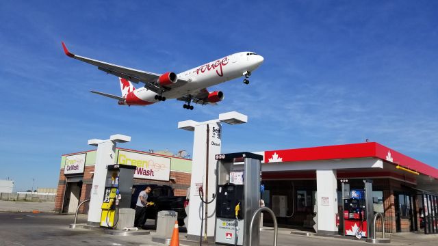 BOEING 767-300 (C-FMLV)