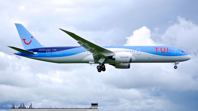 Boeing 787-9 Dreamliner (G-TUIK) - BOE779 on final to Rwy 16R to complete a C1 flight on 5.12.17. (ln 564 / cn 44579).