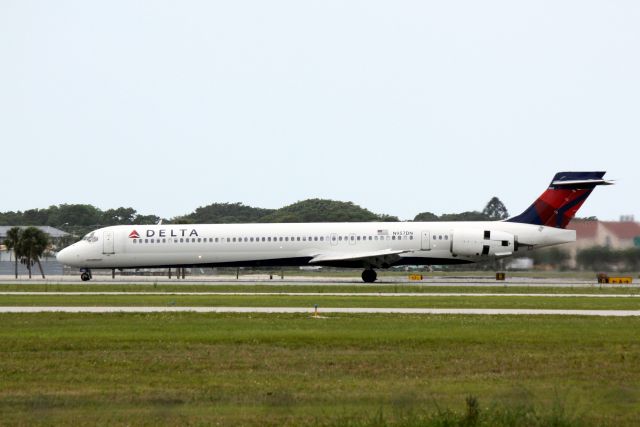 McDonnell Douglas MD-90 (N957DN)