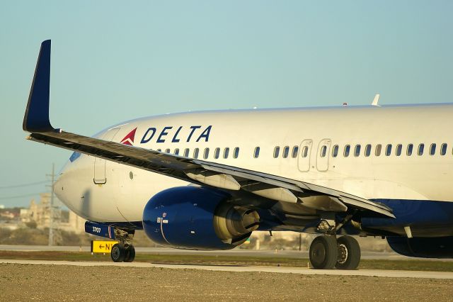 Boeing 737-800 (N377DA) - Taxiing to 22